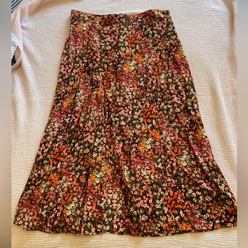 Floral midi skirt with slit -NWOT, H&M size 12,